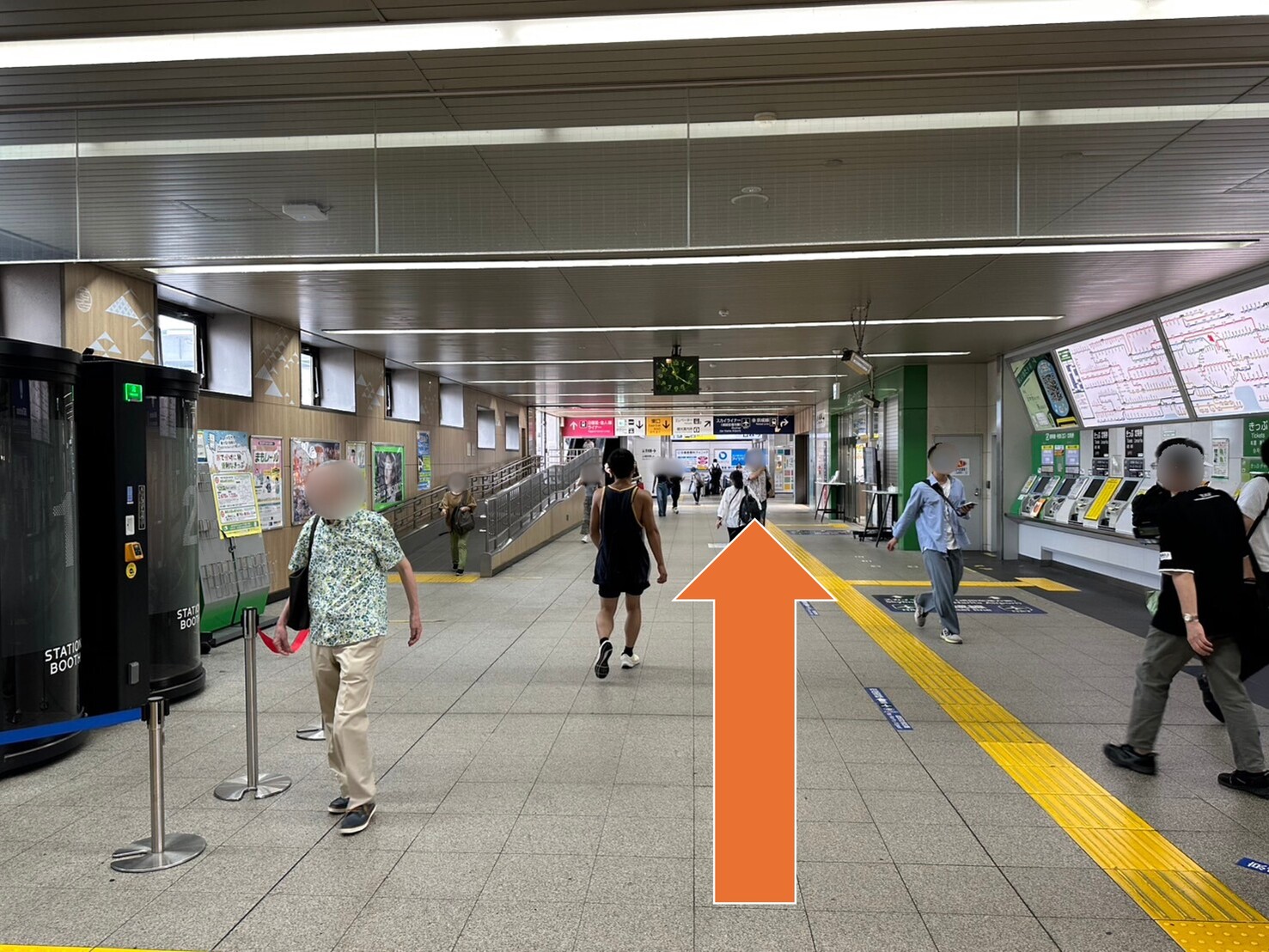 日暮里駅東口エスカレーターまでの通路の写真