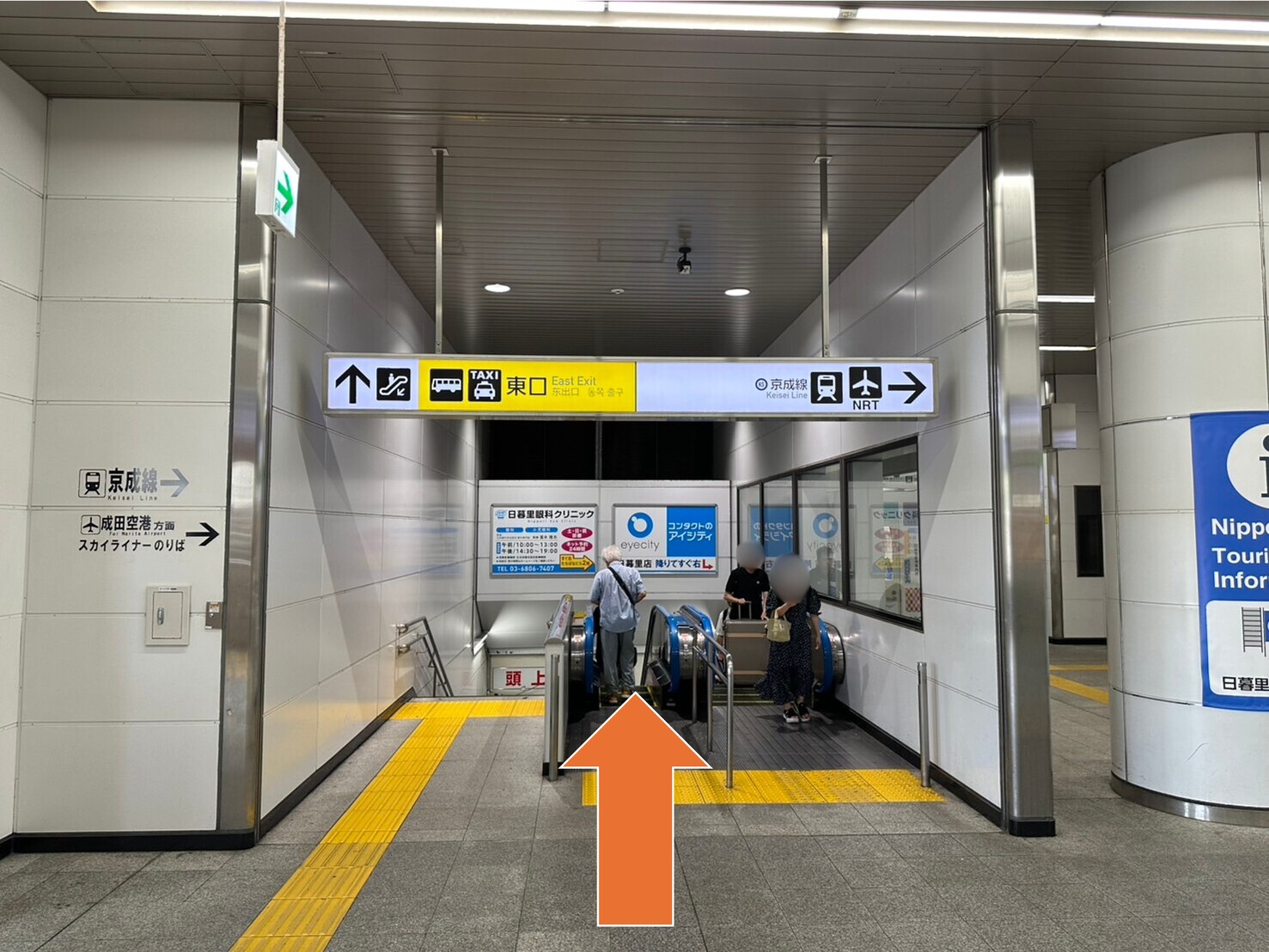 東口エスカレーターの写真