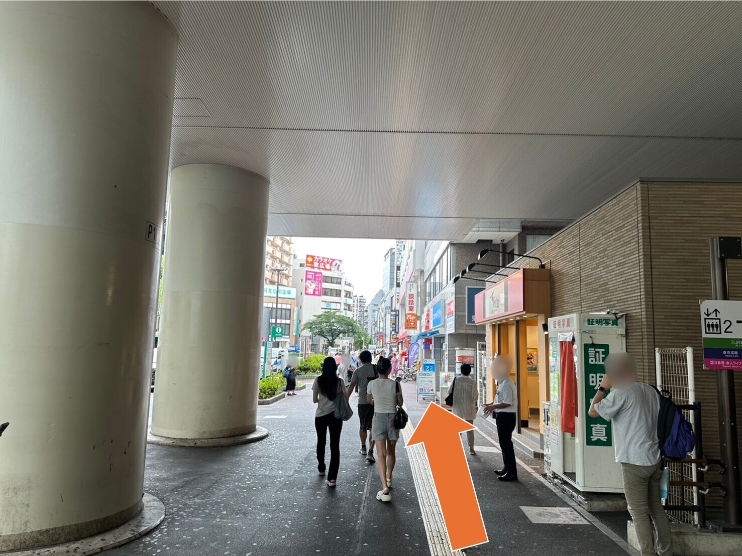 エスカレーターを降りた先の通路の写真