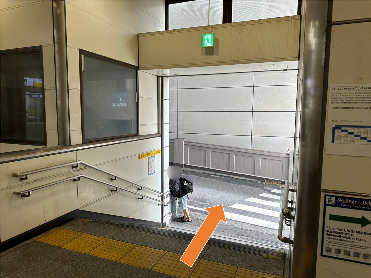 京成線日暮里駅の北改札を出た階段の写真