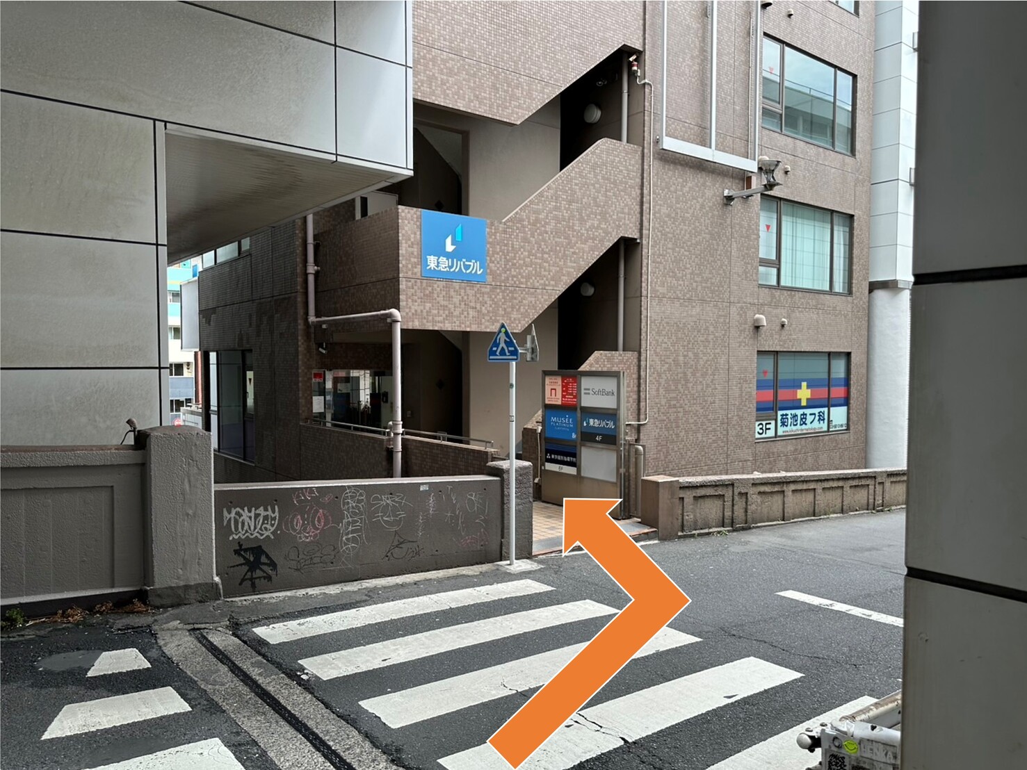 たちばなビルへと続く連絡通路の写真