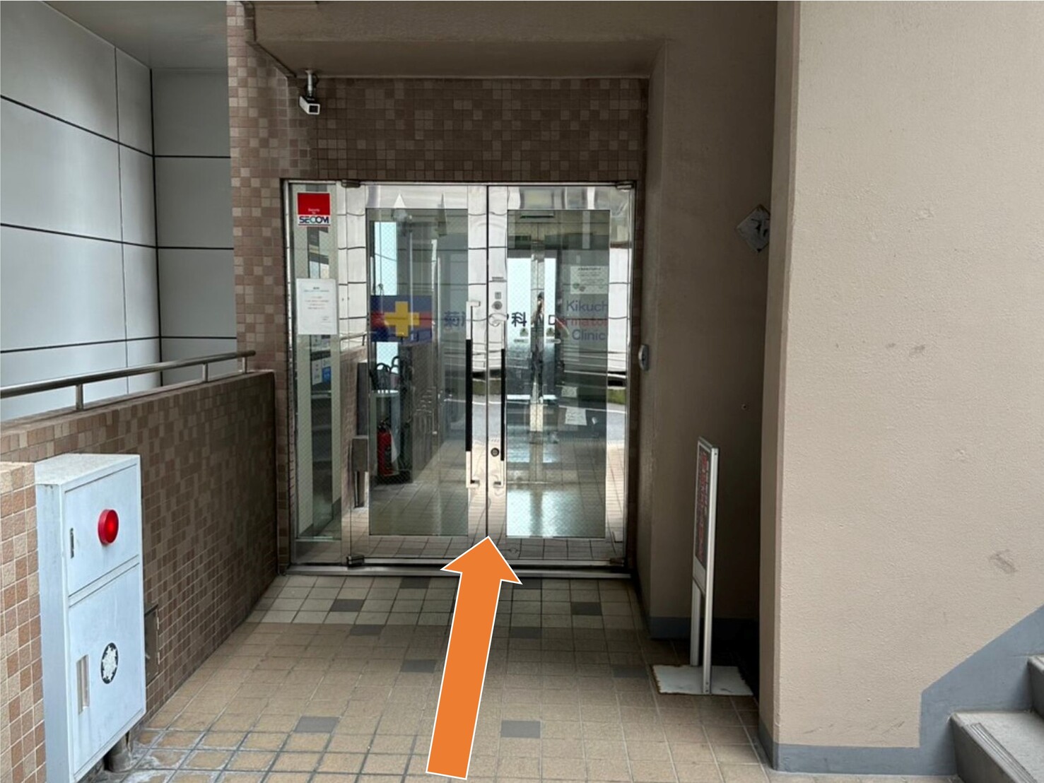 たちばなビルの2F入り口の写真