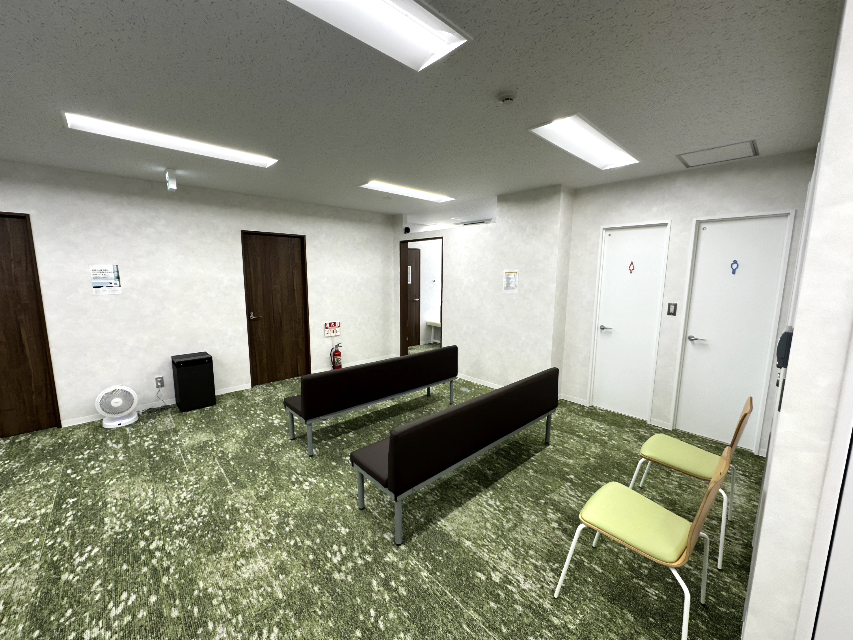 明るく清潔な待合室